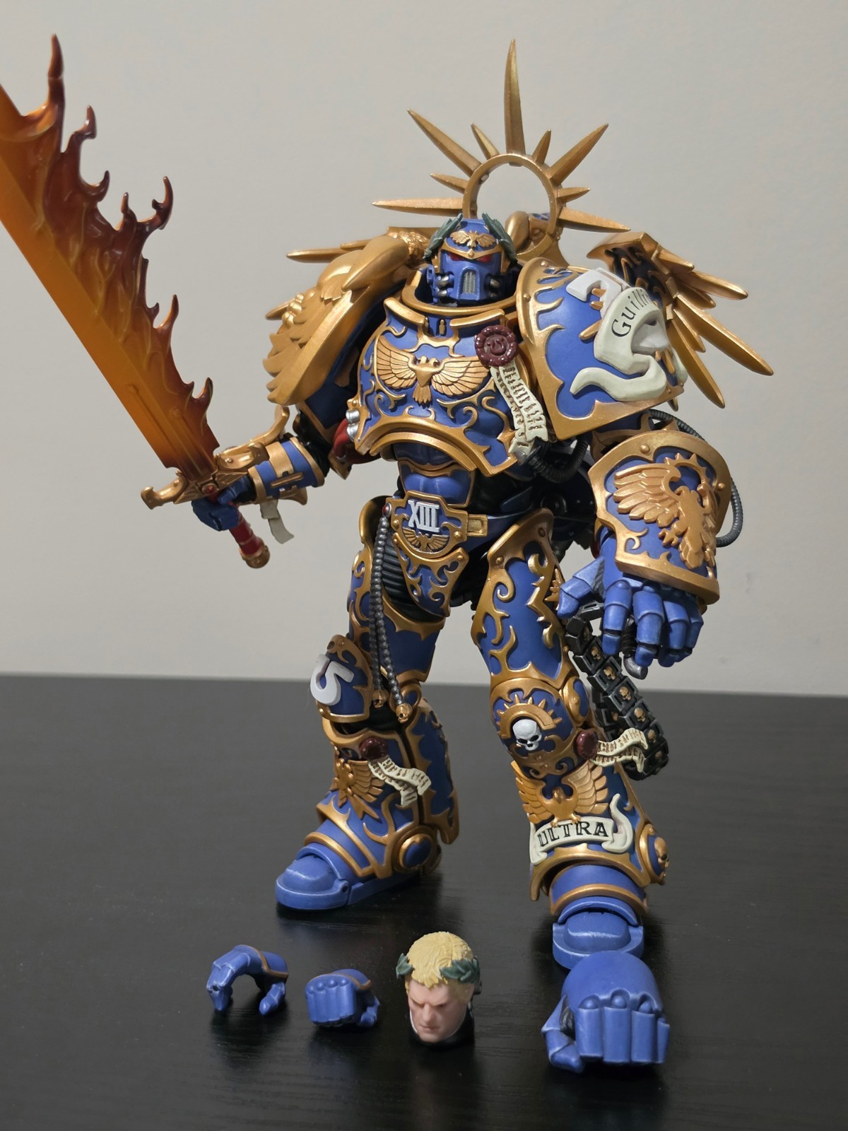 JOYTOY Warhammer 40K action figures Ultramarines Primarch Roboute Guilliman 1/18