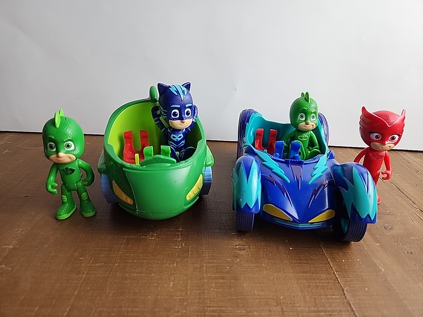 PJ Masks Lot Of 2 Vehicles – 4 Figures- Cars Toy