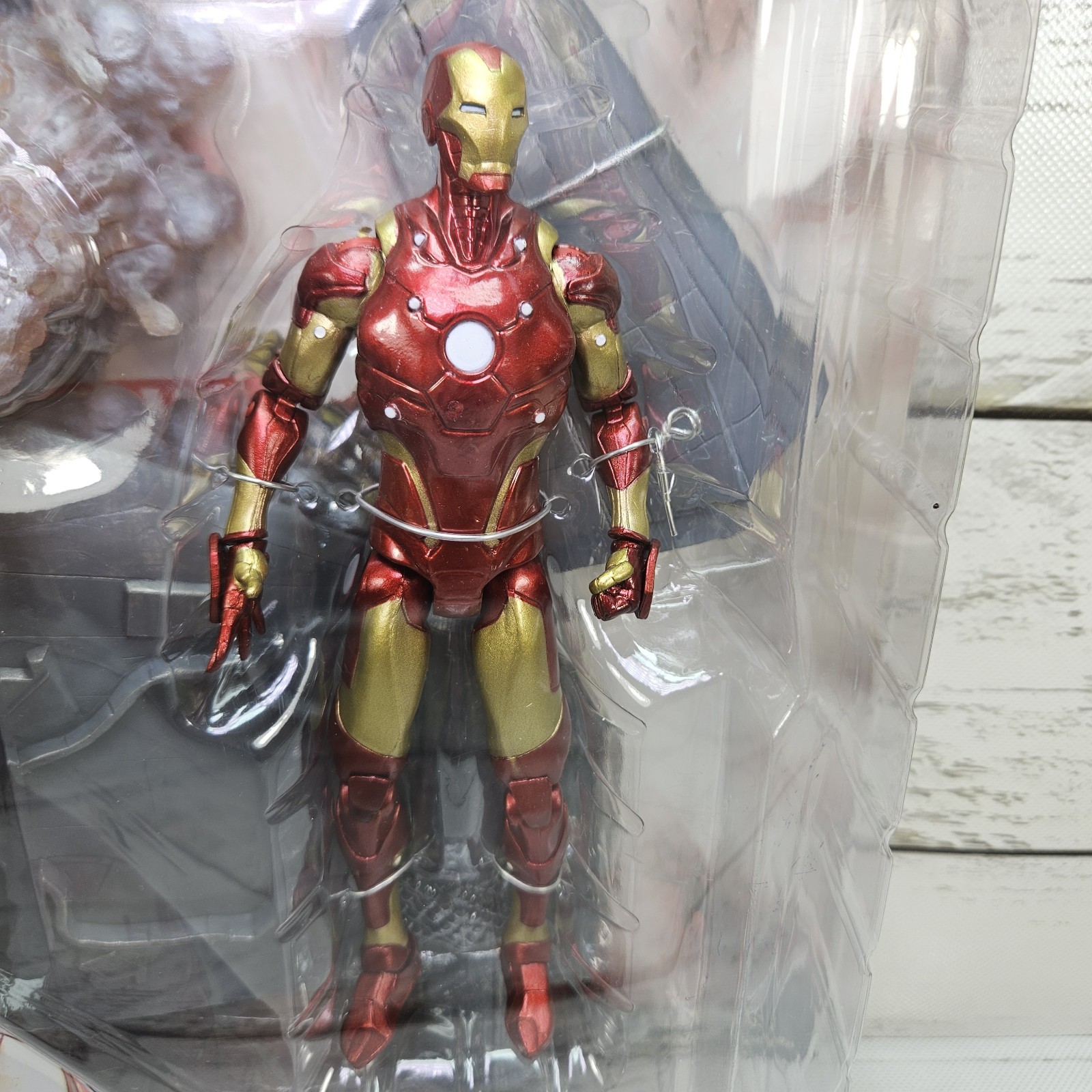 Diamond Select Marvel Select Bleeding Edge Iron Man 2014 7&Prime; Figure Box Damage