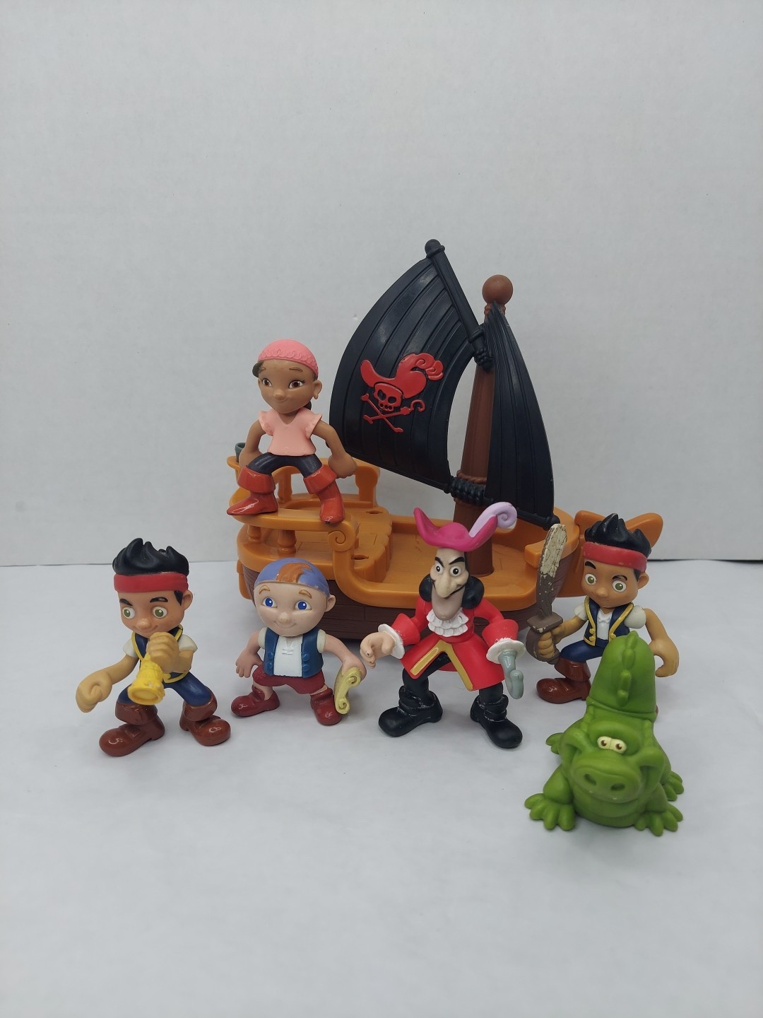 Jake & The Never Land Pirates Mattel Disney Captain Hook Pirate Ship 6 Figures