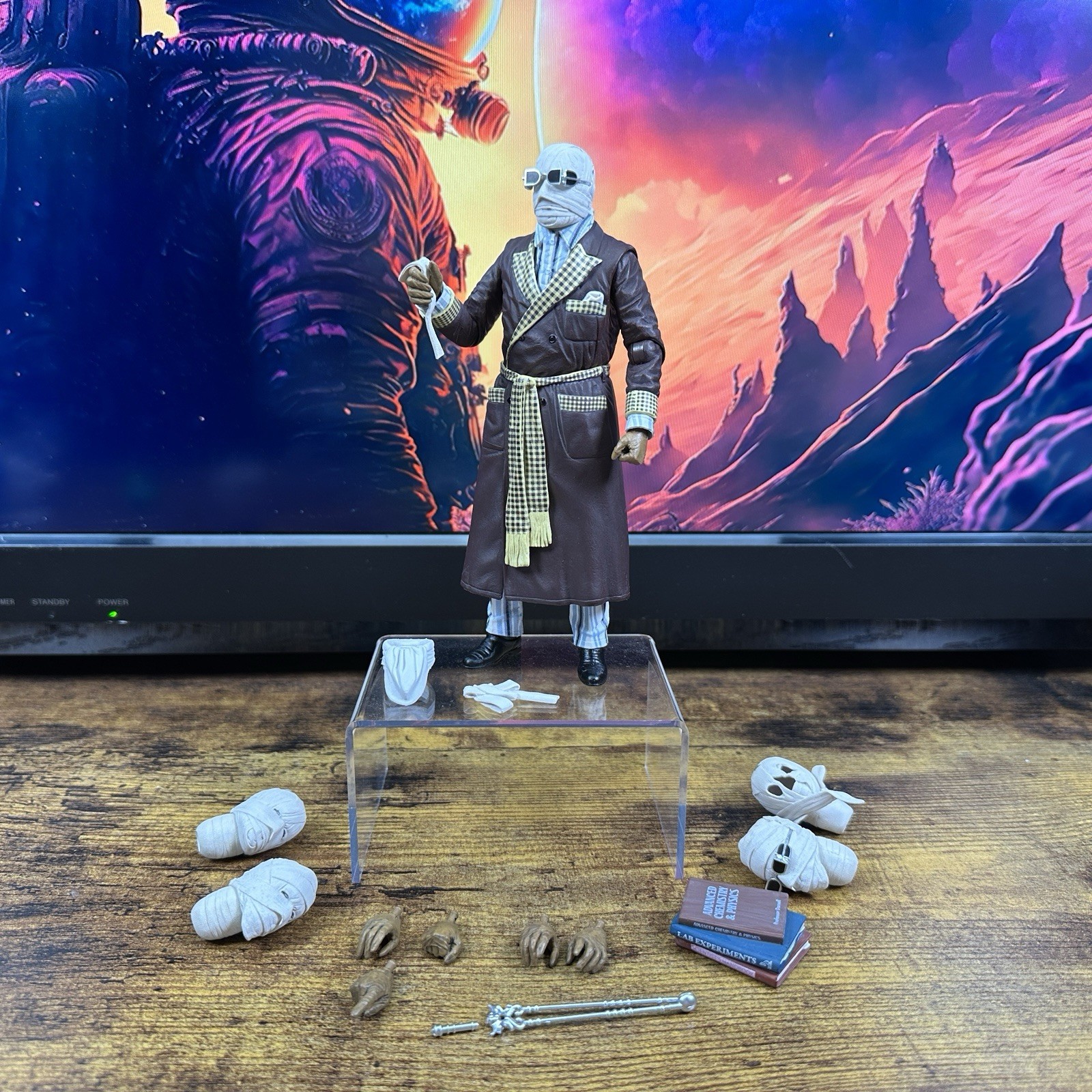 NECA Universal Monsters The Invisible Man Dr. Jack Griffin 1/10 Action Figure