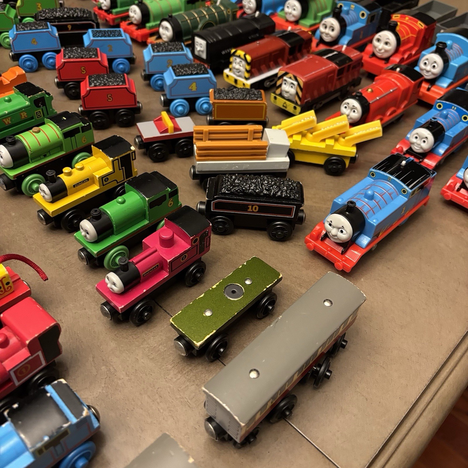 HUGE LOT – 200 pieces THOMAS AND FRIENDS TRAINS Wood Die Cast Plastic toys