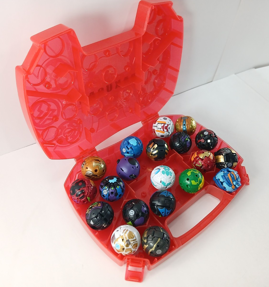 Bakugan Battle Brawlers Toys LOT OF 20 In Official Storage Carry Case