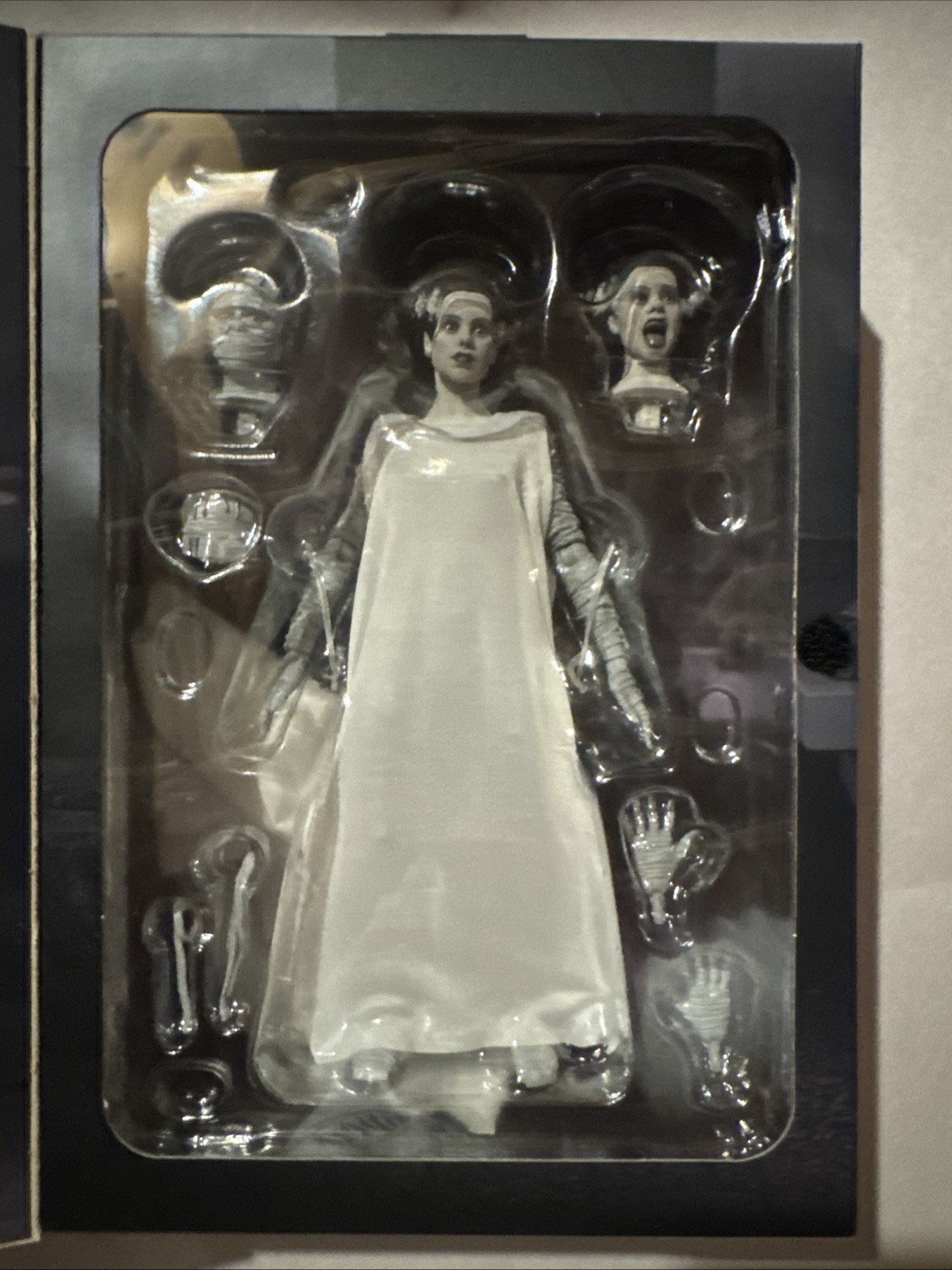 NECA Universal Studios Monsters – The Bride of Frankenstein 7” Black & White Ver