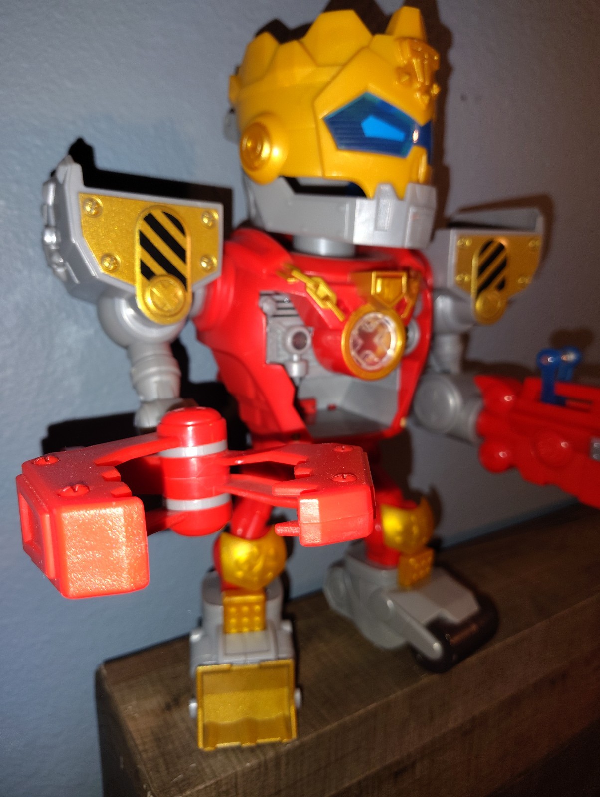Treasure X Robots Gold Mega Treasure Bot Incomplete