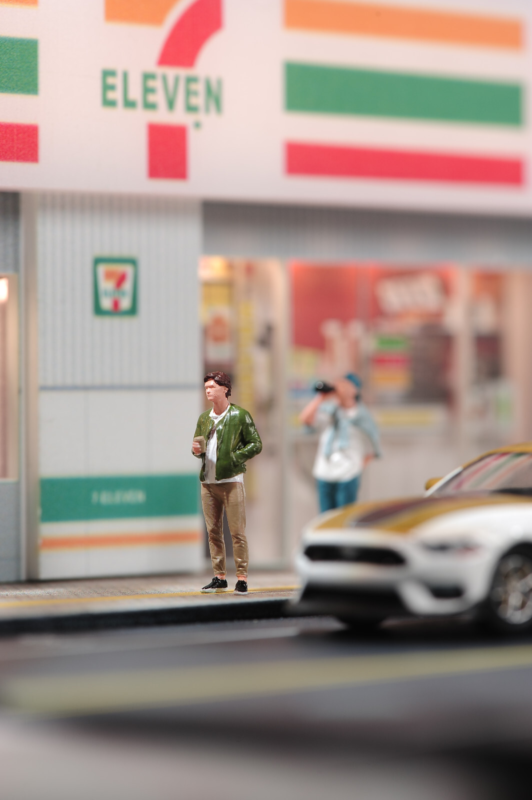 1/87 Handsome Guy Drinking Milk Tea Multi Size Simulation Painted Color Model