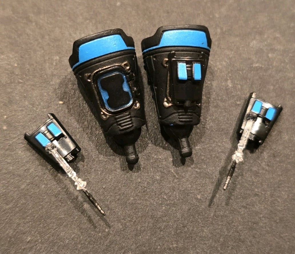 Mezco One:12 Nightwing Gauntlets With Dart Attachments 1/12 Scale Fodder Weapon