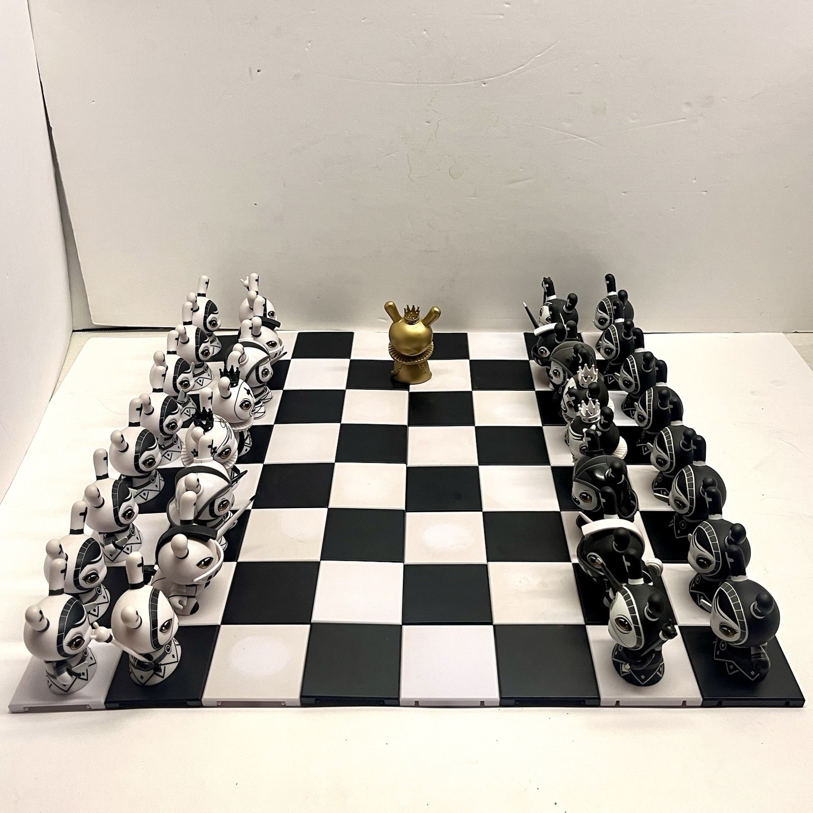 Shah Mat : Otto Bjornik *COMPLETE W CHASE* Chess Set Chessboard – Kidrobot Dunny