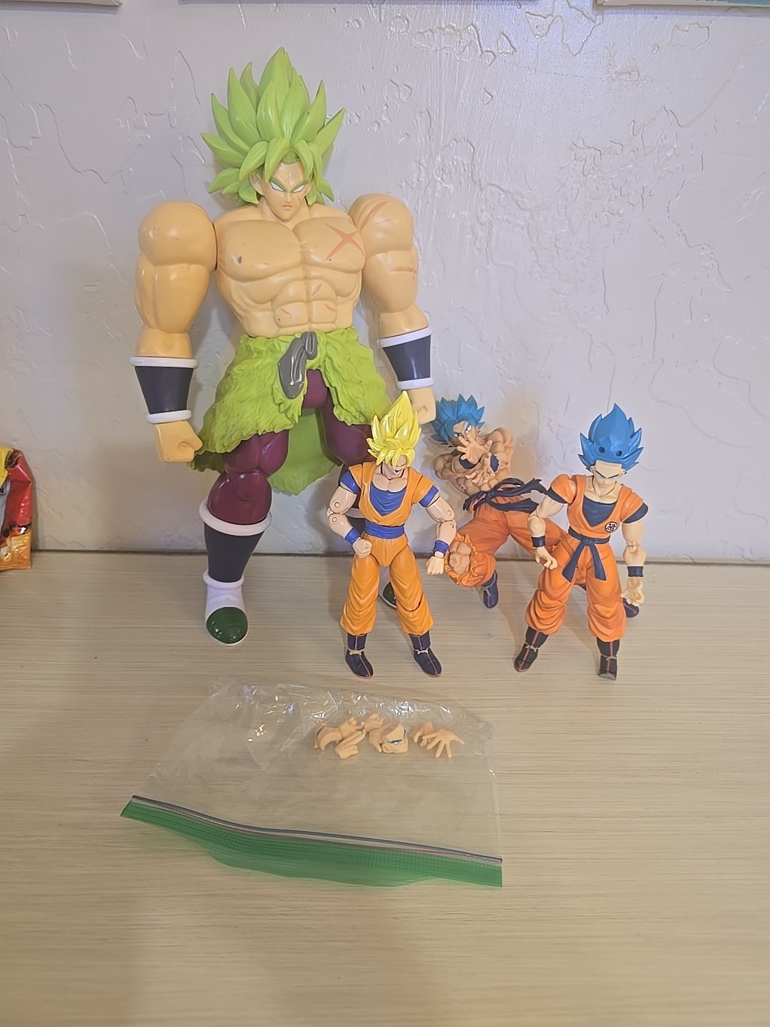 4x Figuarts Bandai Dragon Stars action figure Super Saiyan Broly Goku Extras
