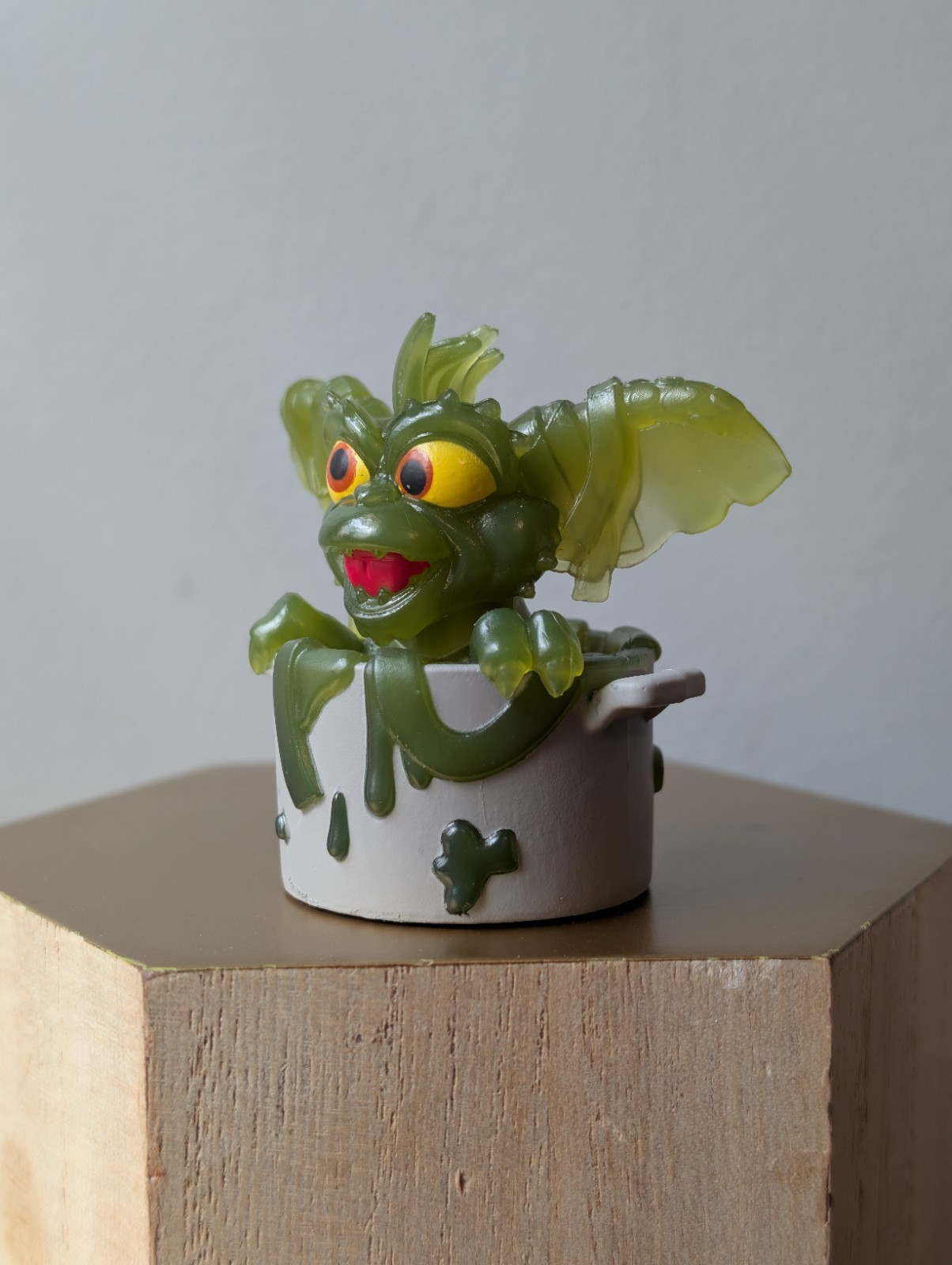 SEALED Gremlins 80&rsquo;s Retro Mini Figures Gremlin in Pot Chase Glow in Dark GITD