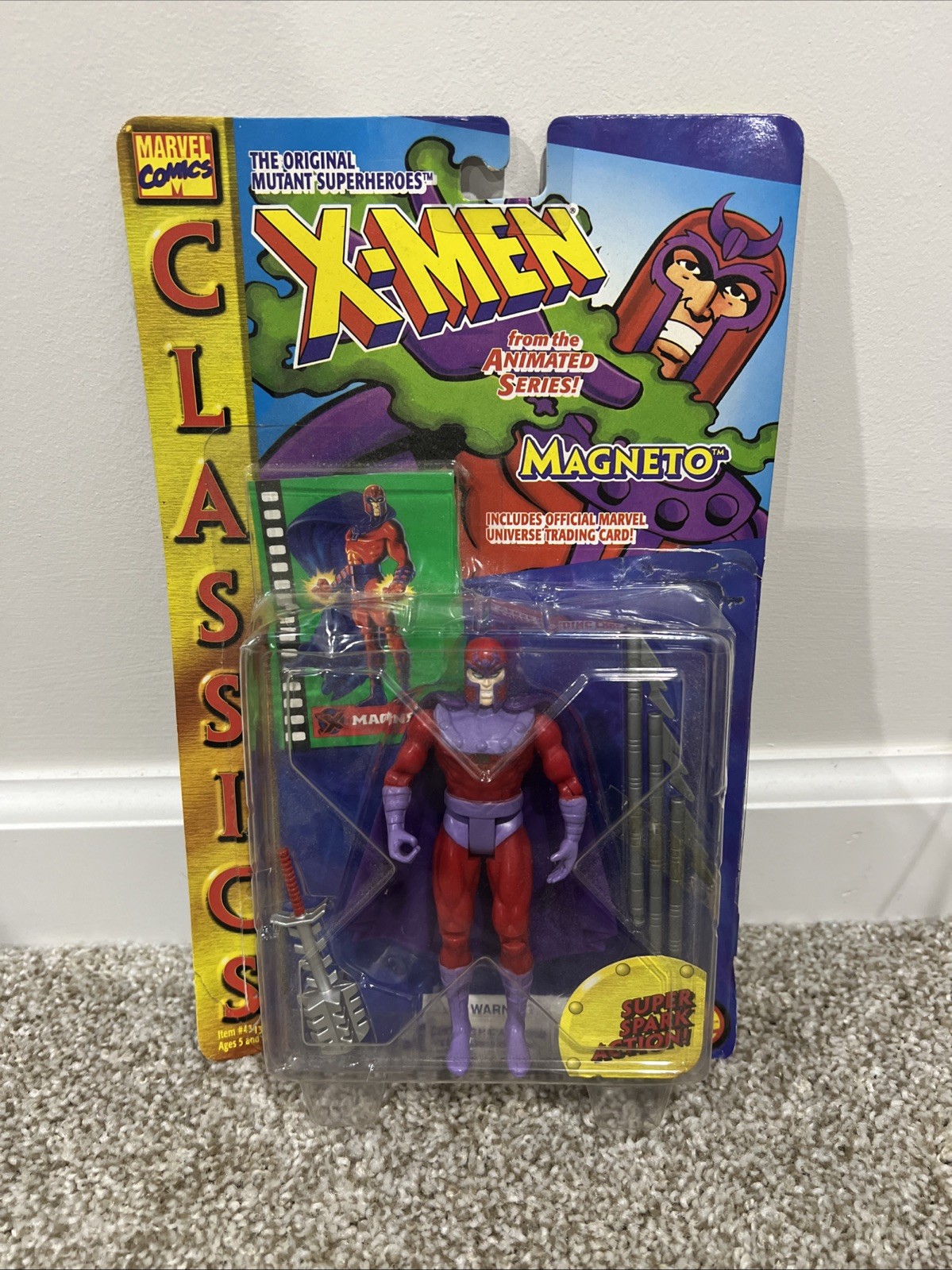 ToyBiz-X-Men Classics Magneto w/Trading Card