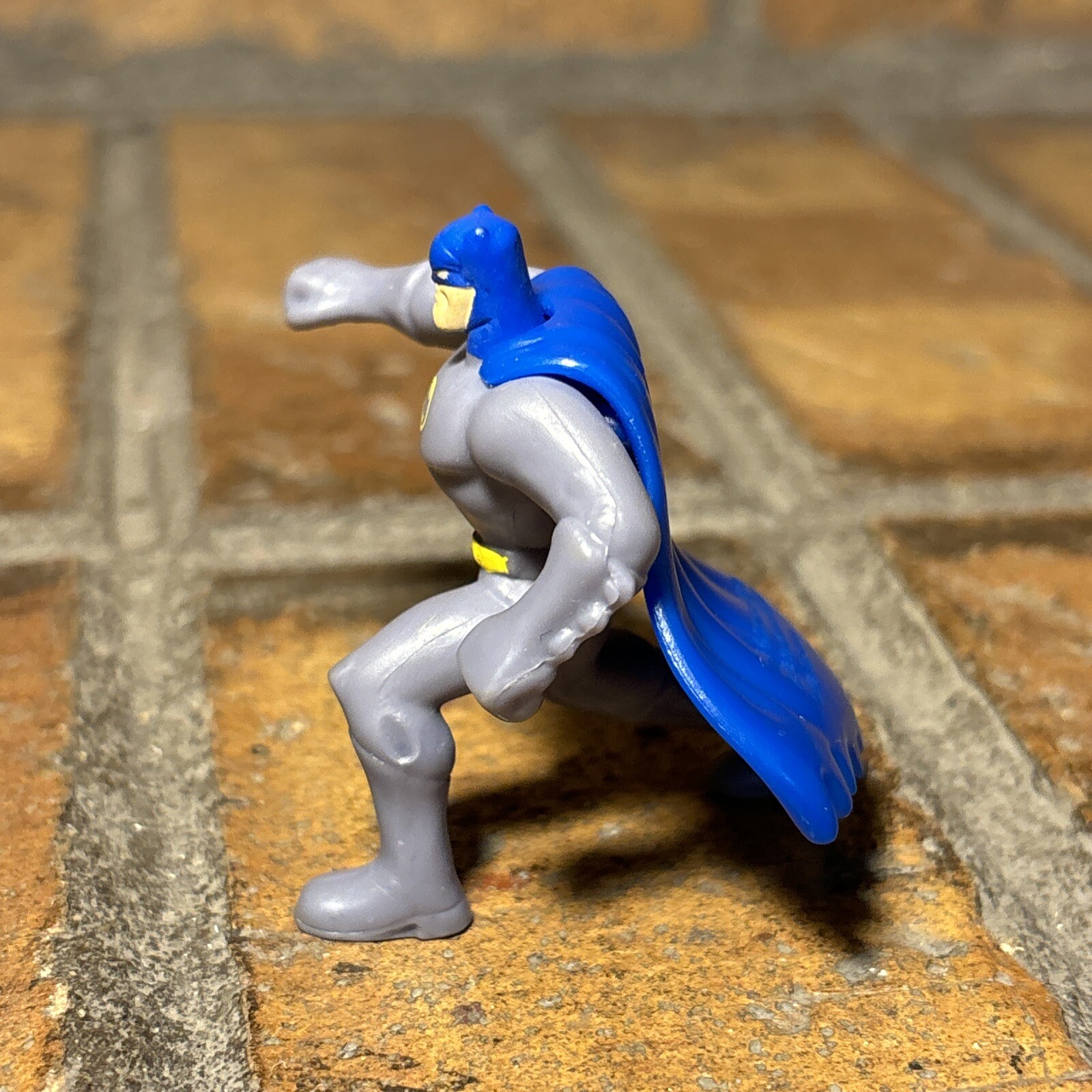 DC Comic ✅ Karate Chop Blue Batman ✅ McDonald&rsquo;s Happy Meal Toy 2011 Kneeling