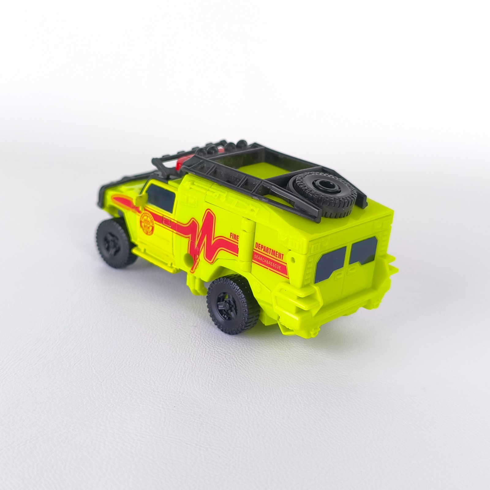 Transformers Autobot Ratchet SS-04 Studio Series Deluxe Class