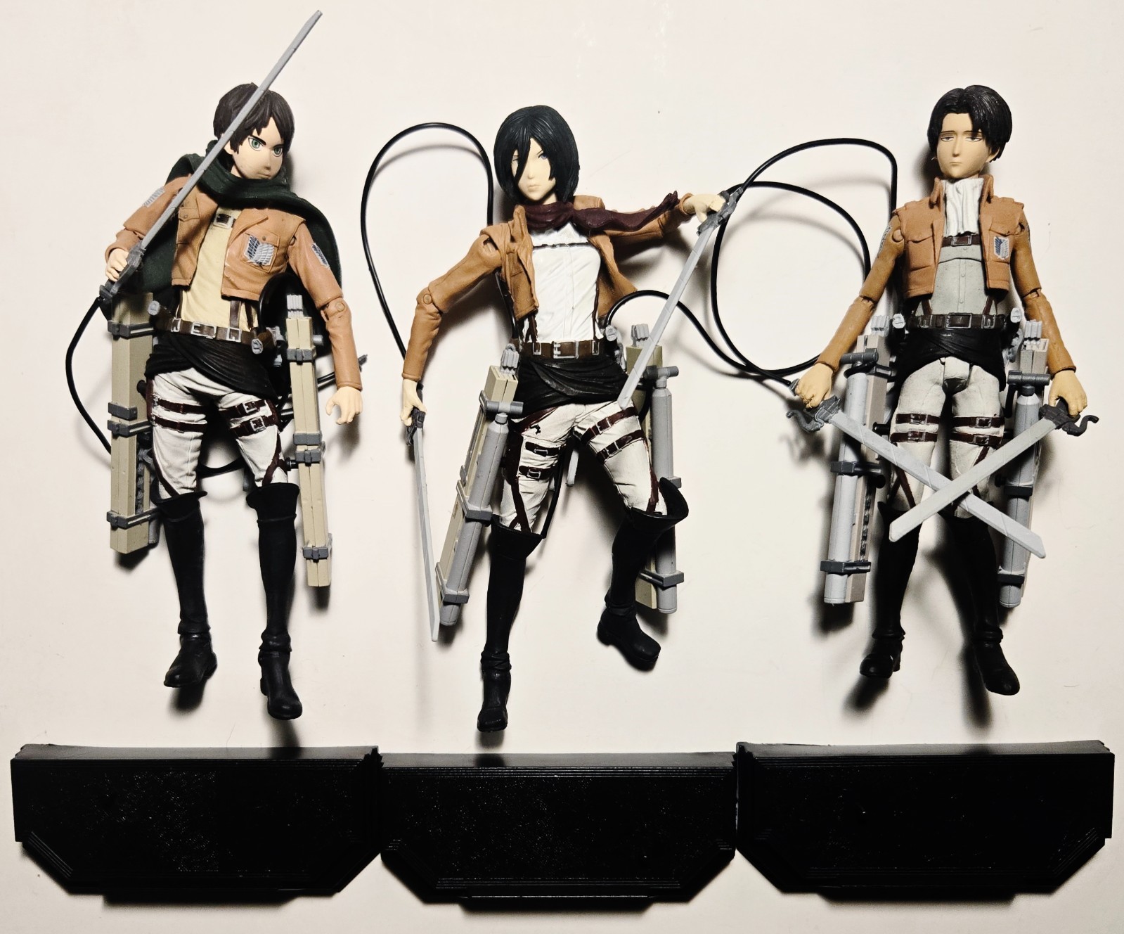McFarlane Toys Attack on Titan « Eren » + « Mikasa » + « Levi » Action Figure Lot of 3