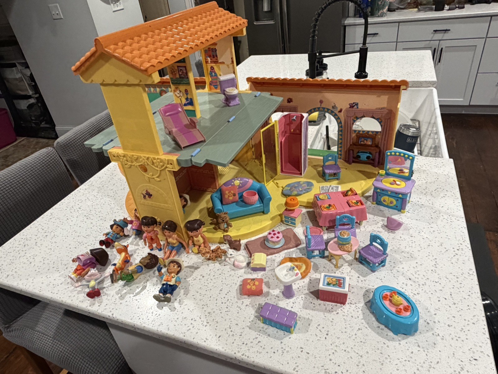 2003 Mattel Dora the explorer talking dollhouse w/ sound tested & figured lot