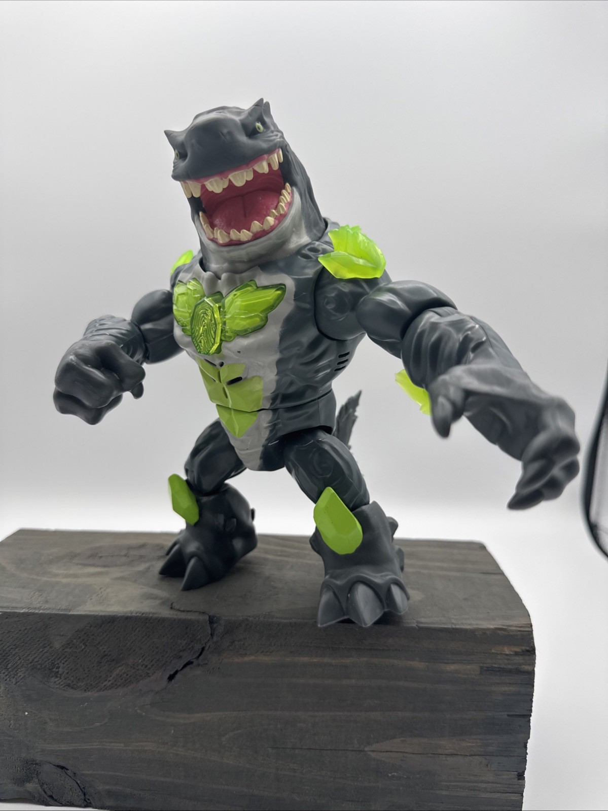 Beast Lab Shark Beast Creator Experiment 8&Prime; Action Figure Light and Sound WORKS
