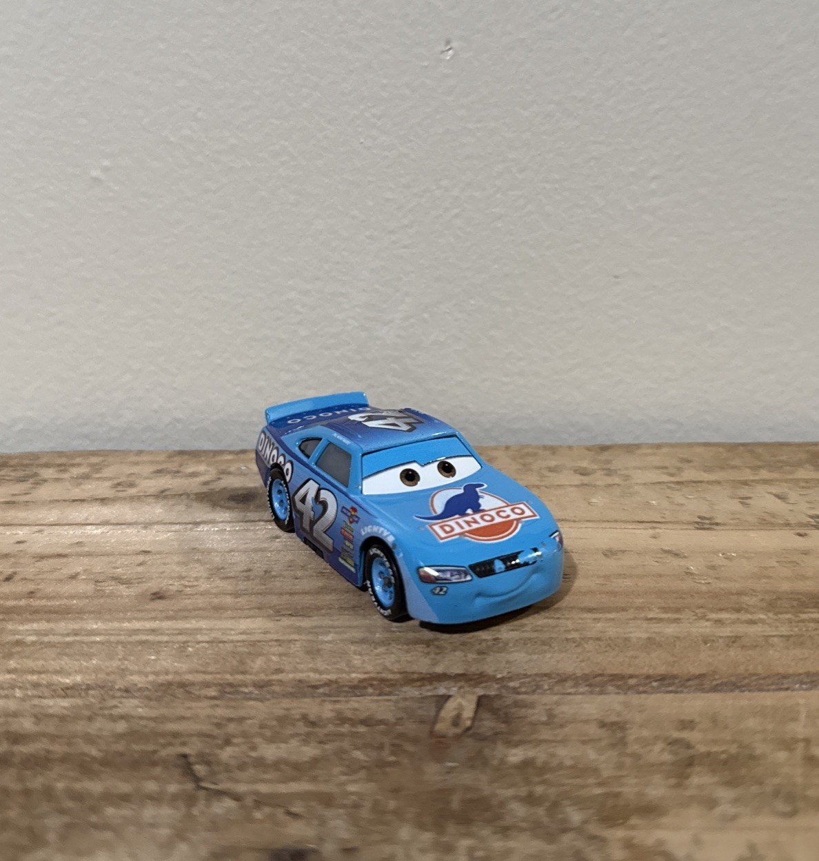 Mattel Disney Pixar Cars 3 Cal Weathers #42 Dinoco Copper Canyon Speedway