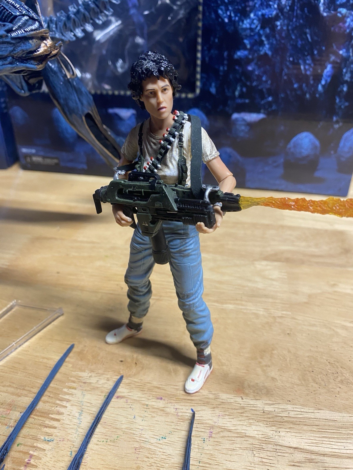 NECA- Aliens : Alien Queen / “Resucing Newt” *Complete With Original Packaging*