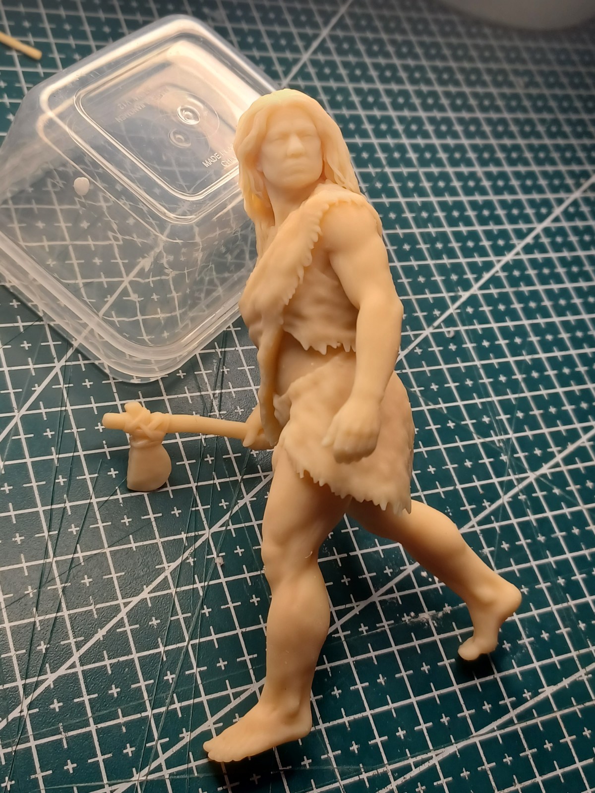 Aurora Prehistoric Sized Neanderthal Cavewoman 1/13 Scale Resin Kit Unpainted