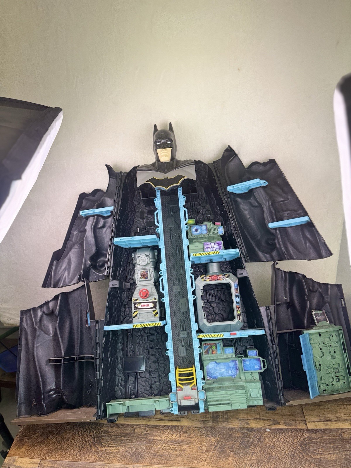 DC Comics Batman 34 In Bat-Tech Batcave Giant Transforming Playset SEE PICTURES