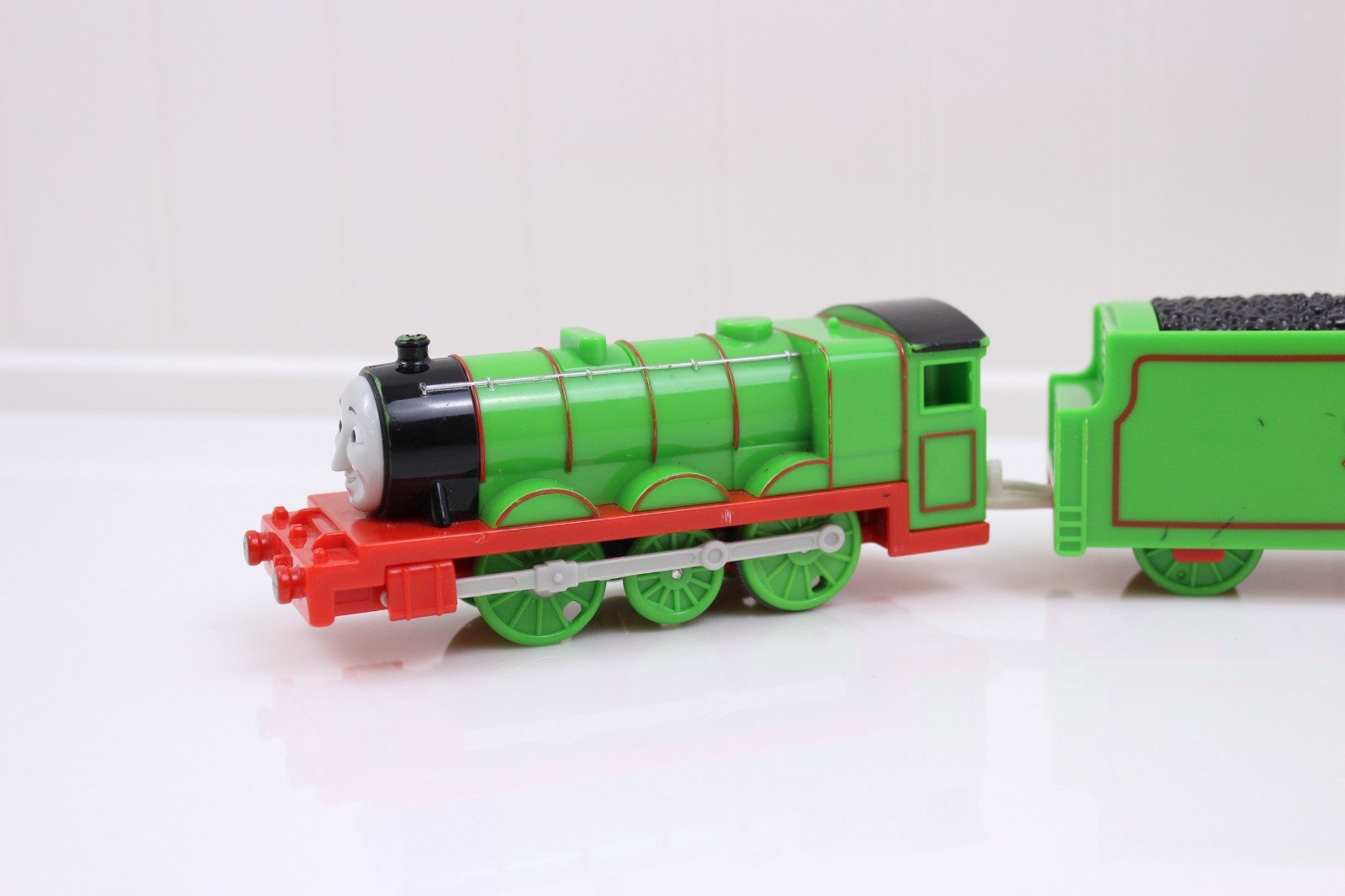 Thomas & Friends TrackMaster Talking Henry Motorized Train w/ Tender V1905
