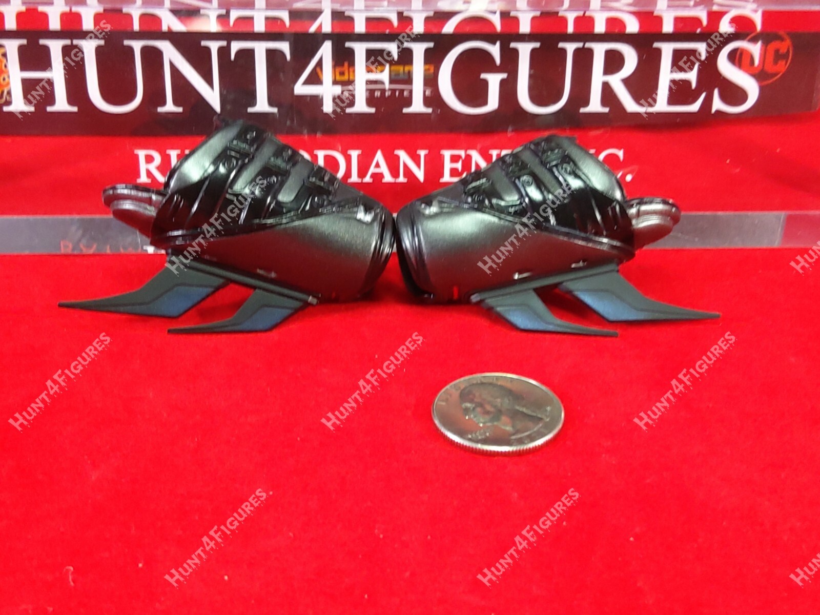 Hot Toys VGM39 DC Batman Beyond Arkham Knight 1/6 action figure&rsquo;s gauntlets only