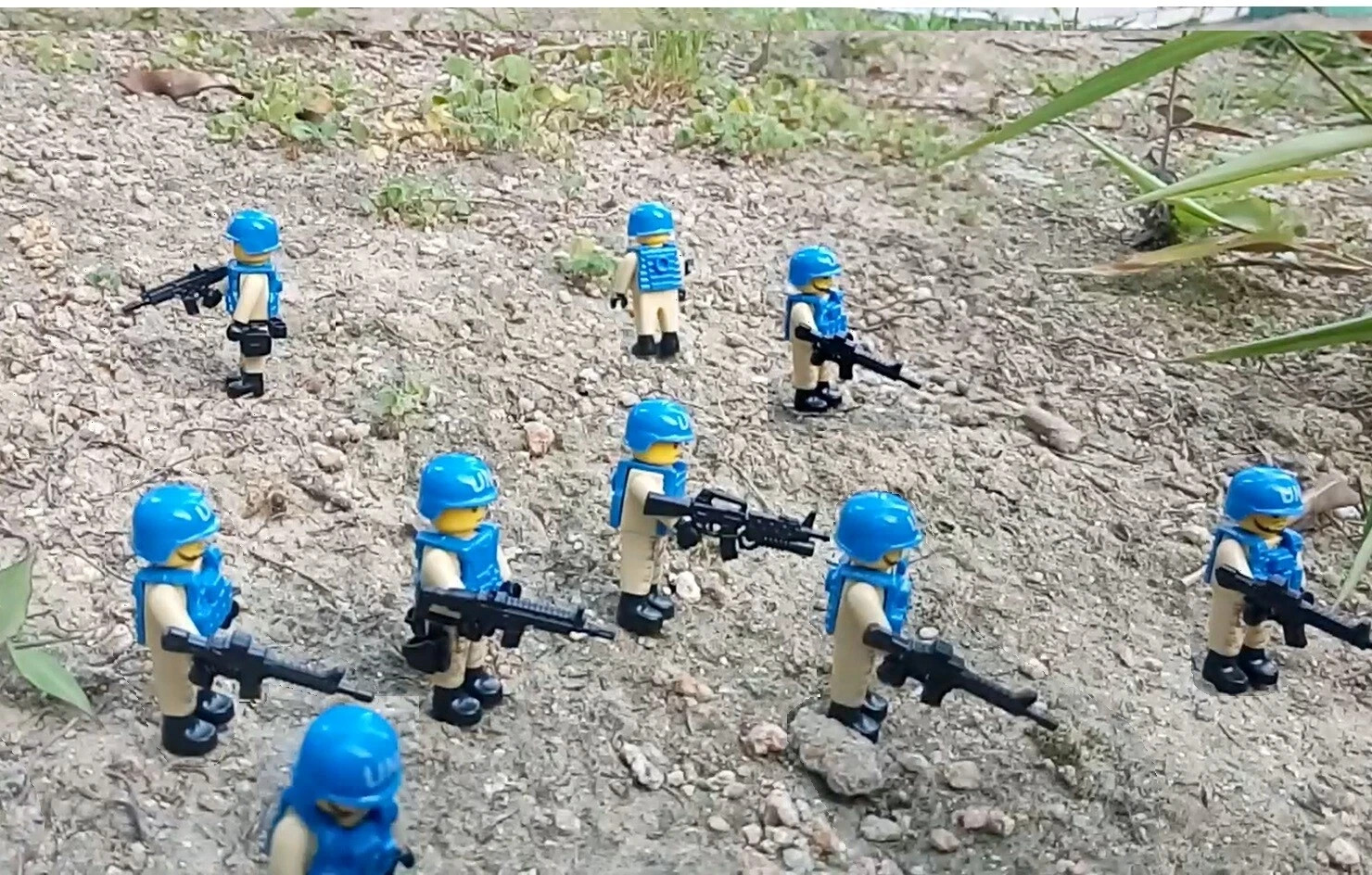 10X Mini Figure & Gear Gun Blue Helmet Vest Rifle M16 Launcher un peace keeping