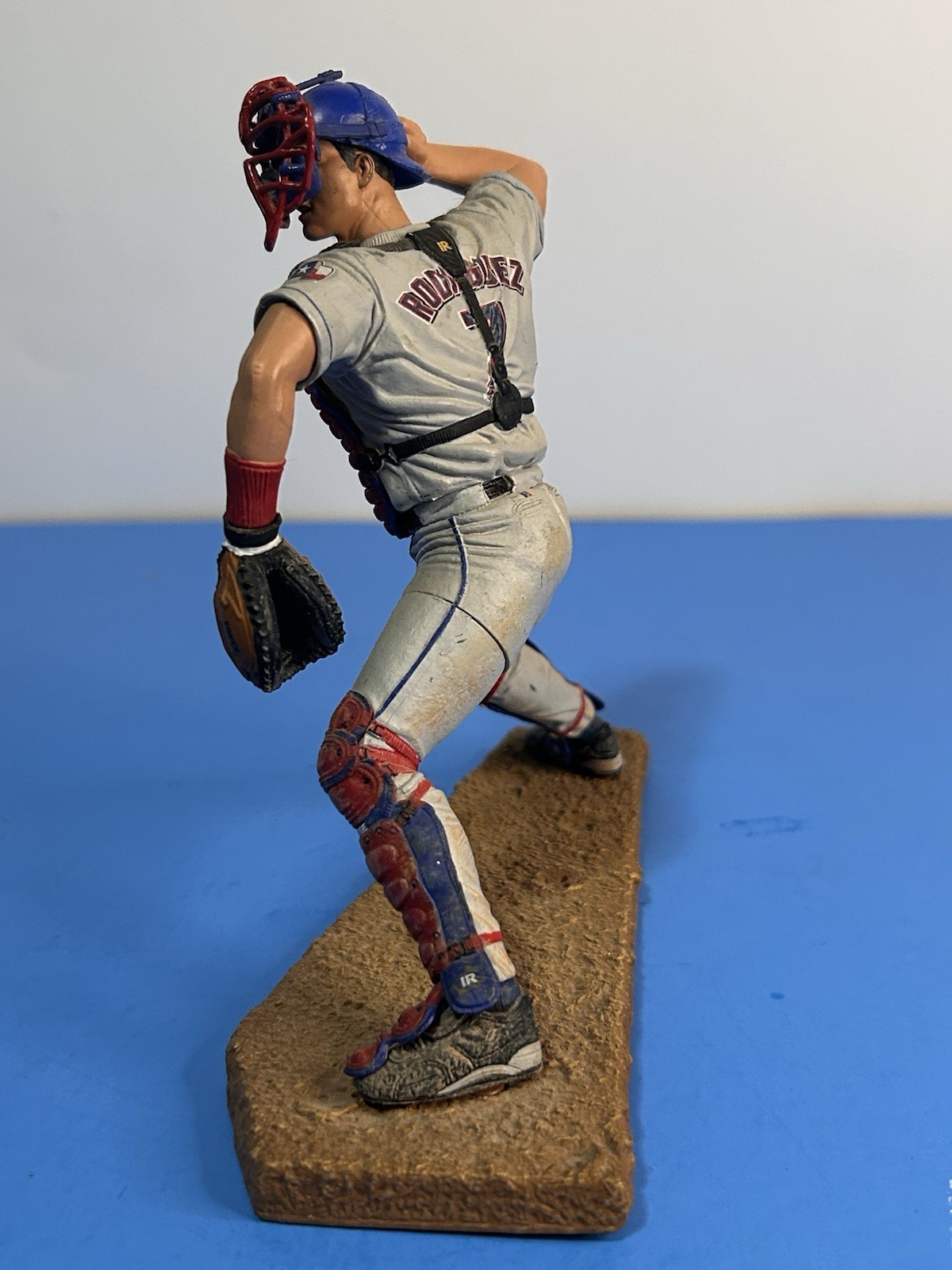 IVAN RODRIGUEZ McFarlane Action Figure 2002 with 10 trading cards pre-owned