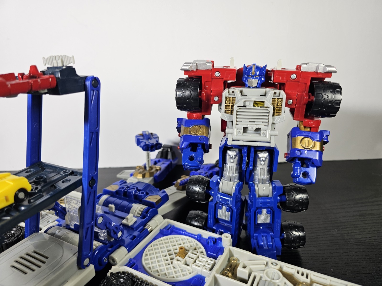 Hasbro Transformers Armada Optimus Prime Super Class Figure Trailer & Sparkplug