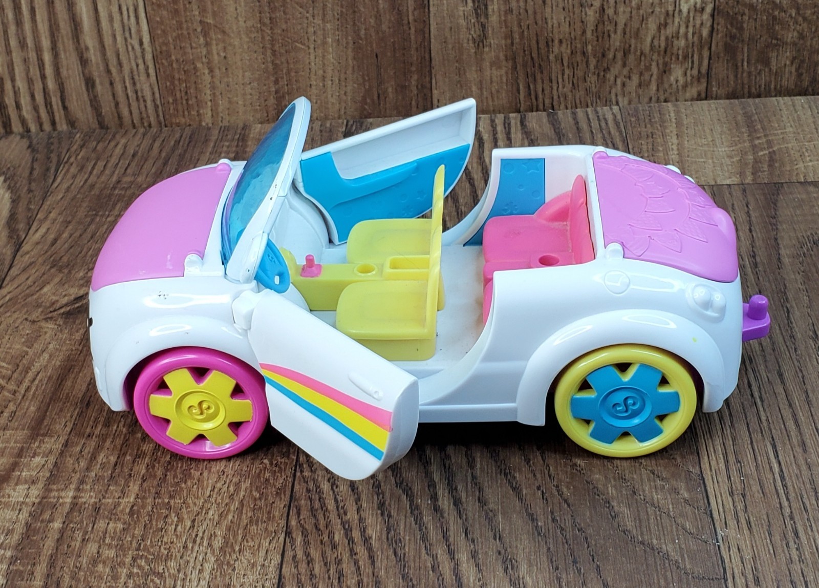 Shopkins Happy Places Rainbow Beach Convertible Rainbow Car and Accessories