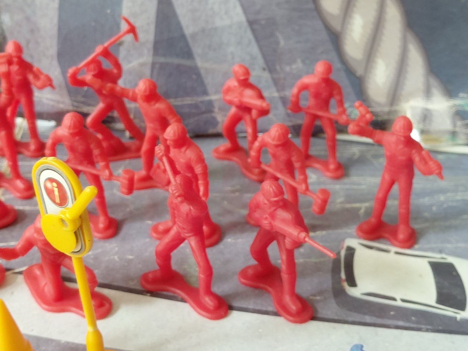 plastic construction workers & equipment 1/32 scale lot