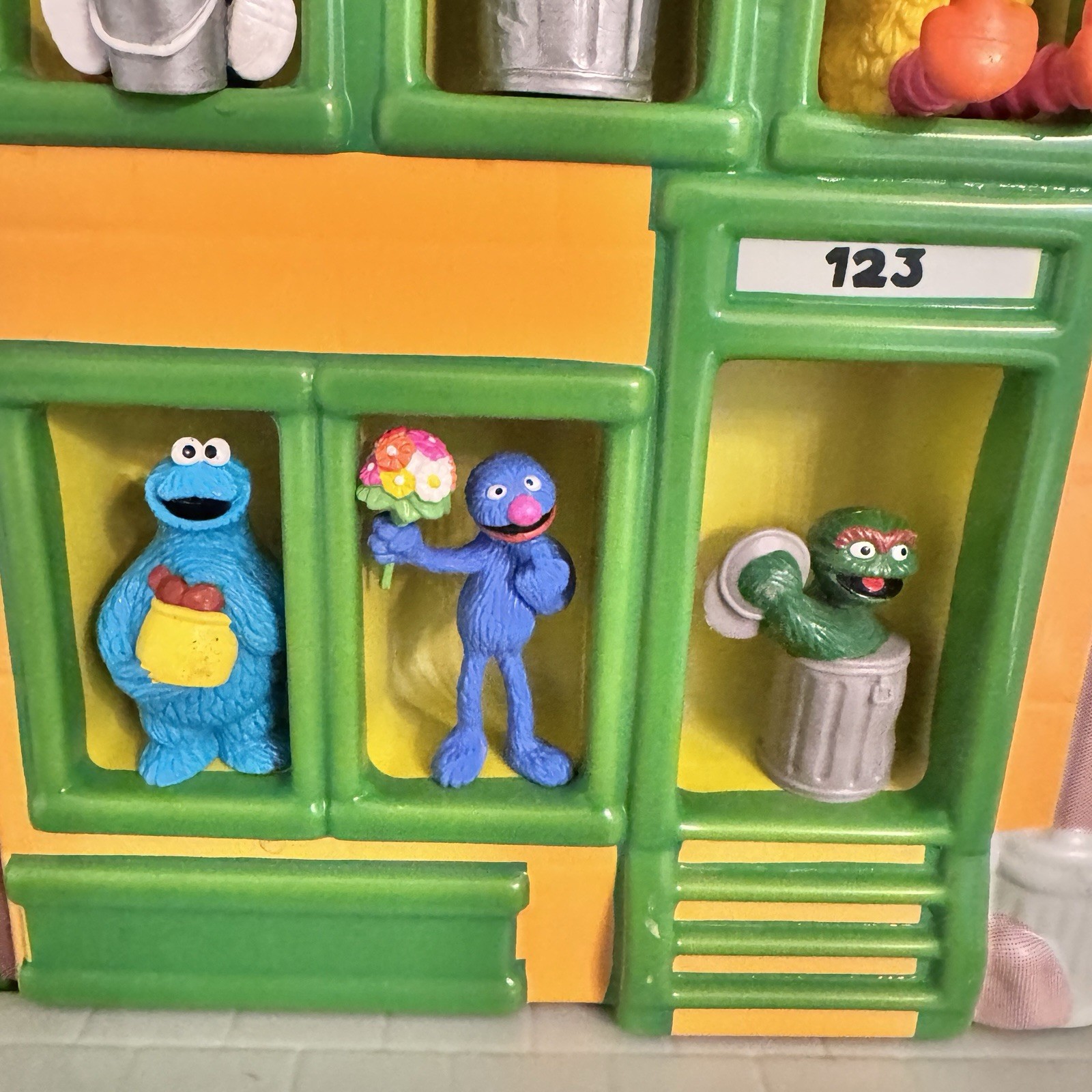 Vintage 1986 Applause Sesame Street PVC Figure Display With 21 Figures. Rare.