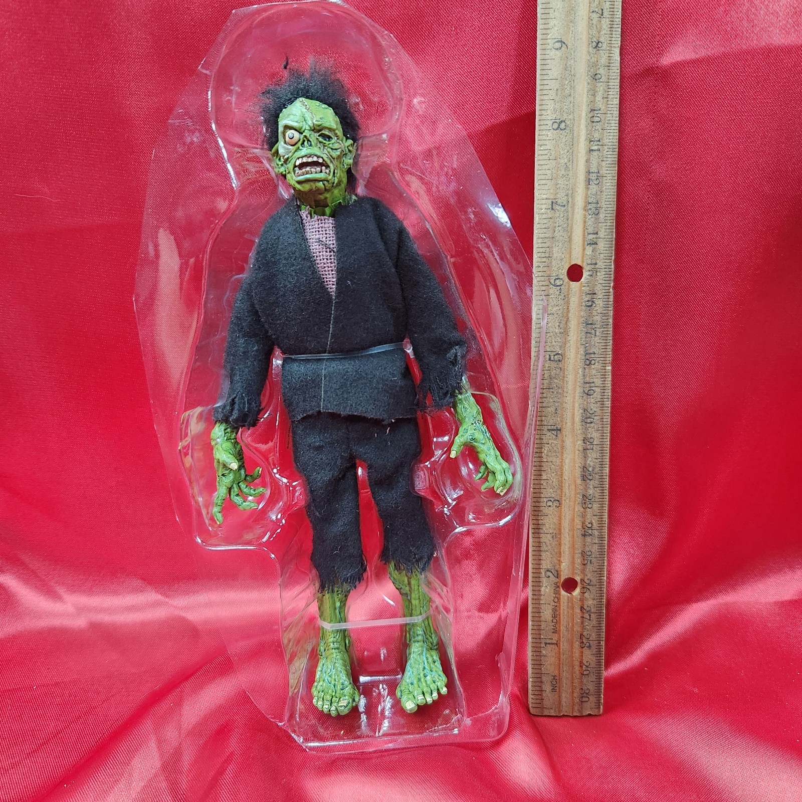 Chamber of Horrors -Shock Monster -Retro Style 8&Prime; Figure- Trick or Treat Studios