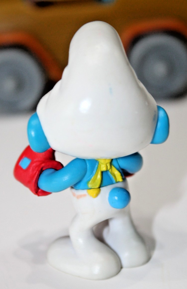 Smurfs Poseable Figure & Car Pull Back Vehicle Smurf Convertible with Stop Sign