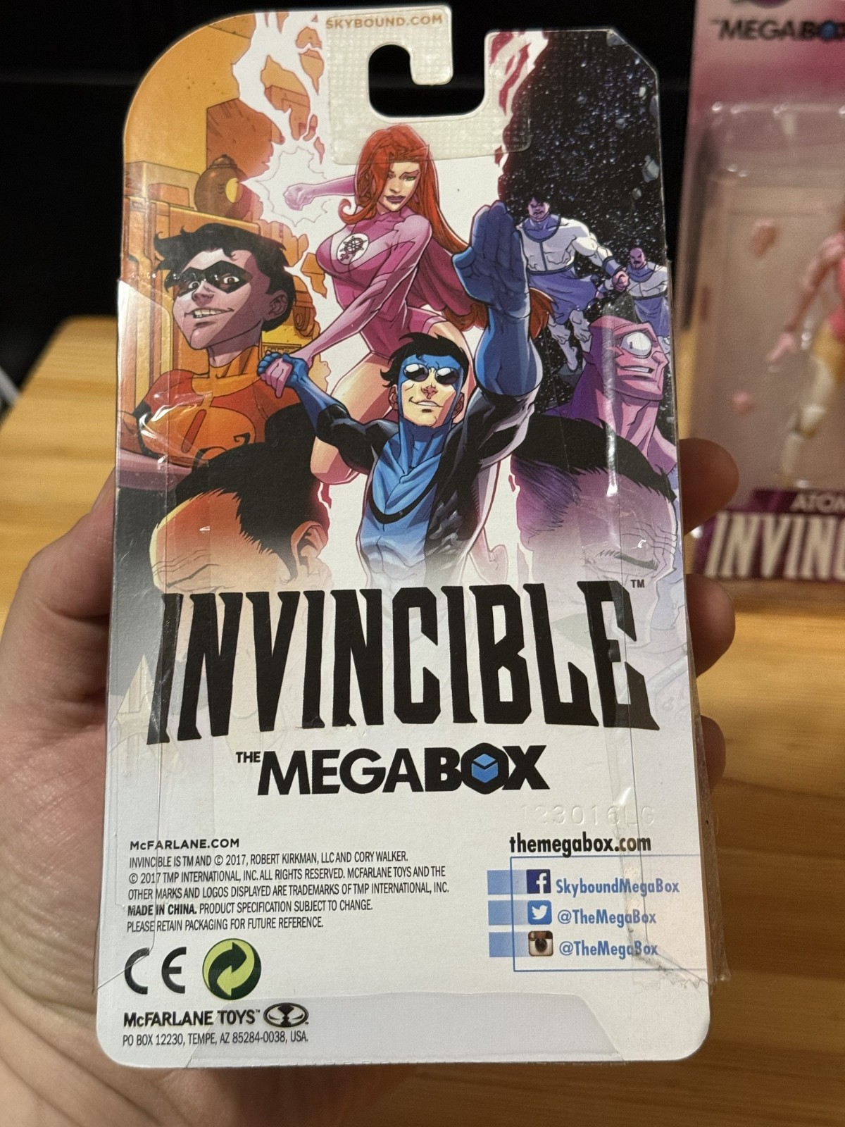Invincible Comic Skybound Megabox Exclusive McFarlane Invincible & Eve Figures