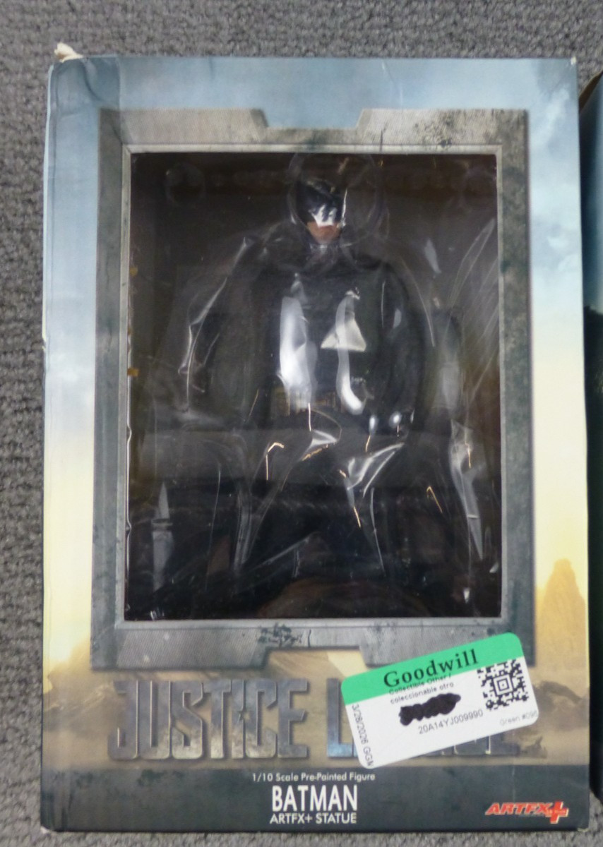 Justice League Movie Batman ARTFX+ Kotobukiya 1/10 Scale Statue (Damaged Box)