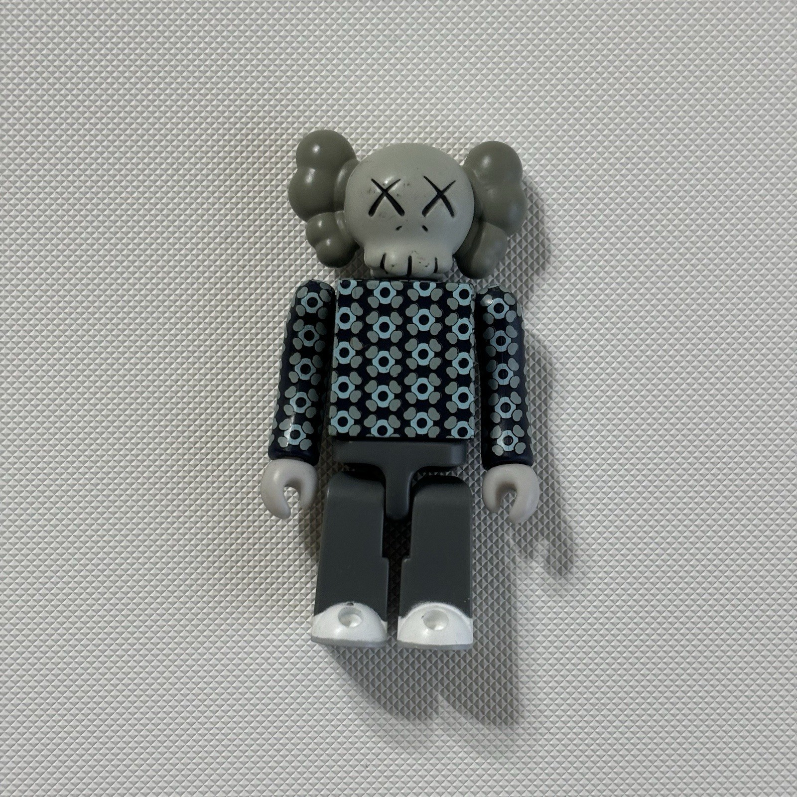 Kaws Kubrick Series 2 Action Figure Bus Stop Medicom Toy Bearbrick Gray 2002