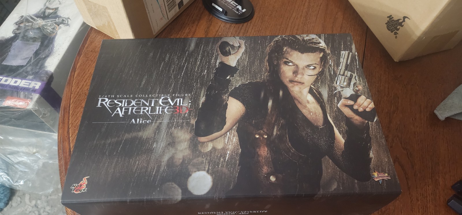 Hot Toys Alice Resident Evil: Afterlife 1:6 Action Figure w/ Pistol Katana