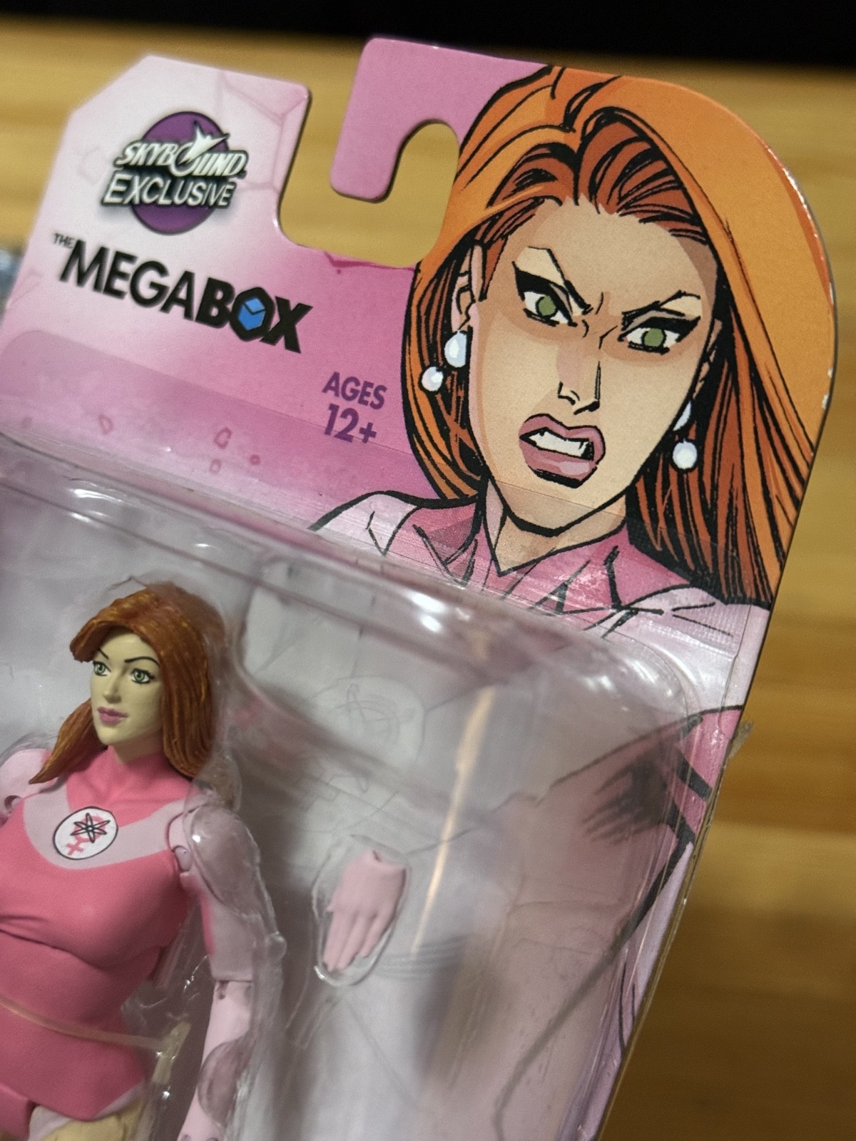 Invincible Comic Skybound Megabox Exclusive McFarlane Invincible & Eve Figures