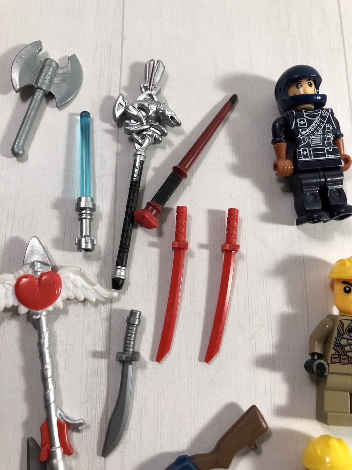 LEGO MINIFIG PEOPLE 13 From Galaxies Far Away Plus Assorted Weapons