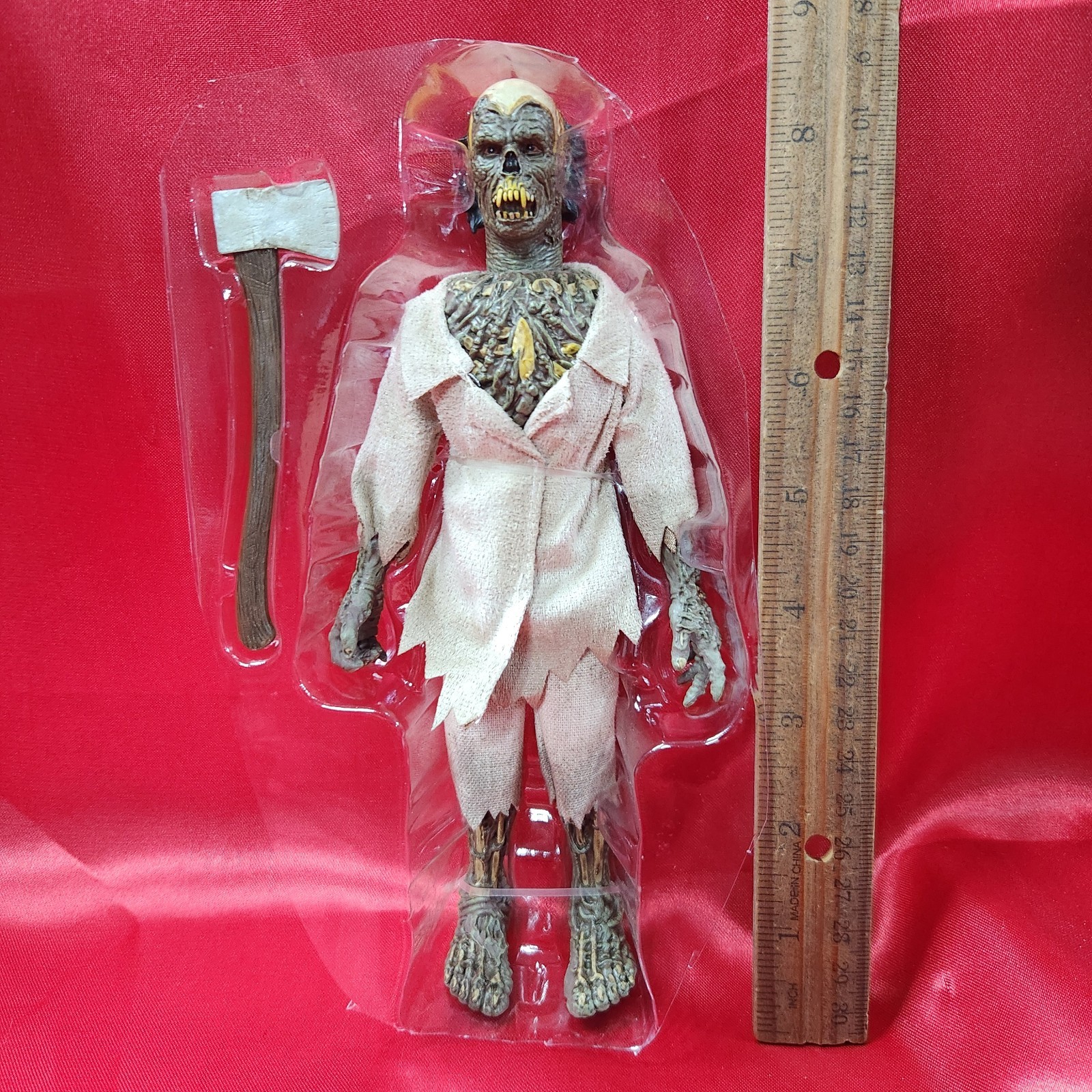 Chamber of Horrors -Beast of Blood-Retro Style 8&Prime; Figure- Trick or Treat Studios