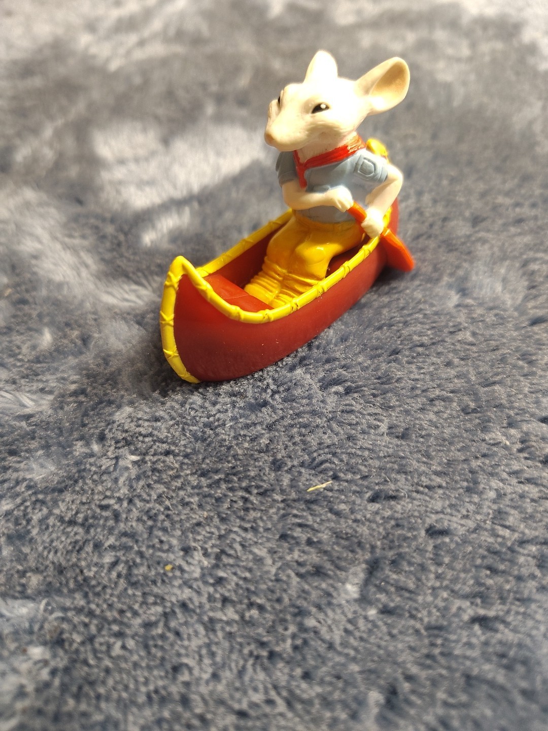 Stuart Little Figure in Red Canoe Boat With Paddle 2005 Sony 2&Prime; Mini