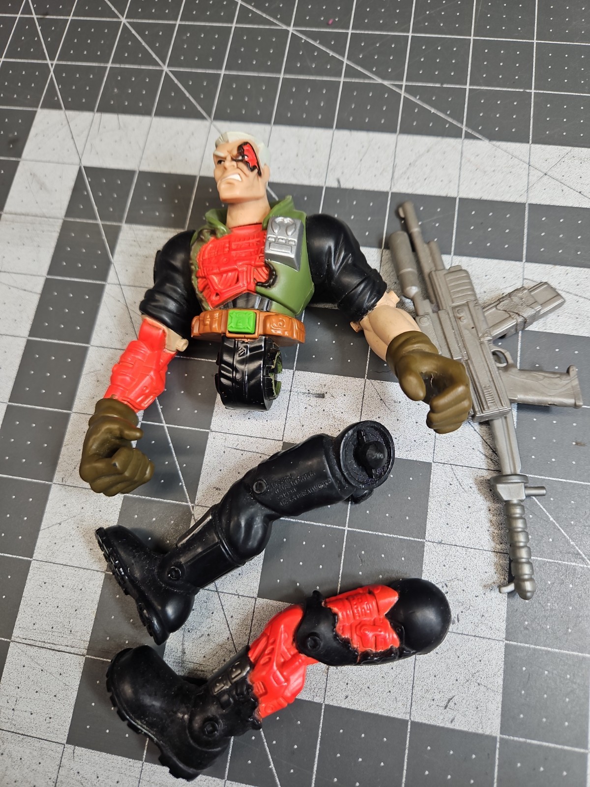 Small Soldiers BATTLE DAMAGE CHIP HAZARD 6&Prime; Figure original 1998 With Weapons