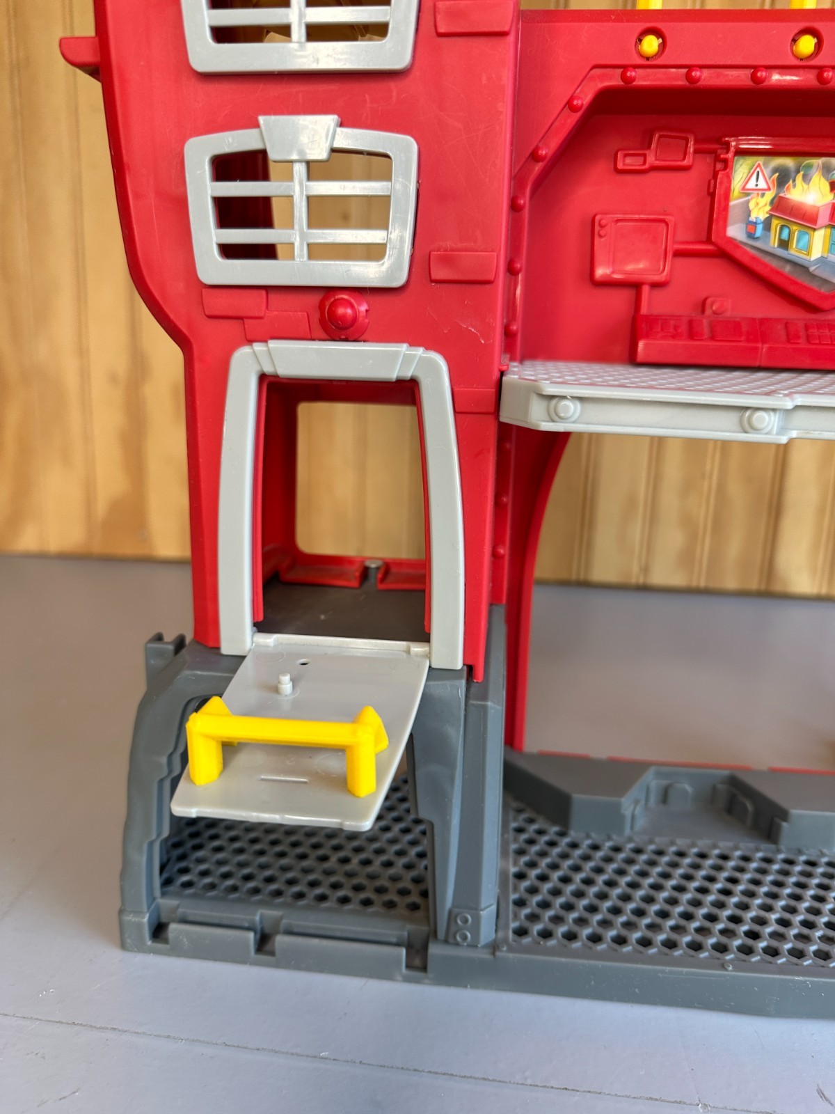 Transformers Rescue Bots Griffin Rock Firehouse Playset 2015