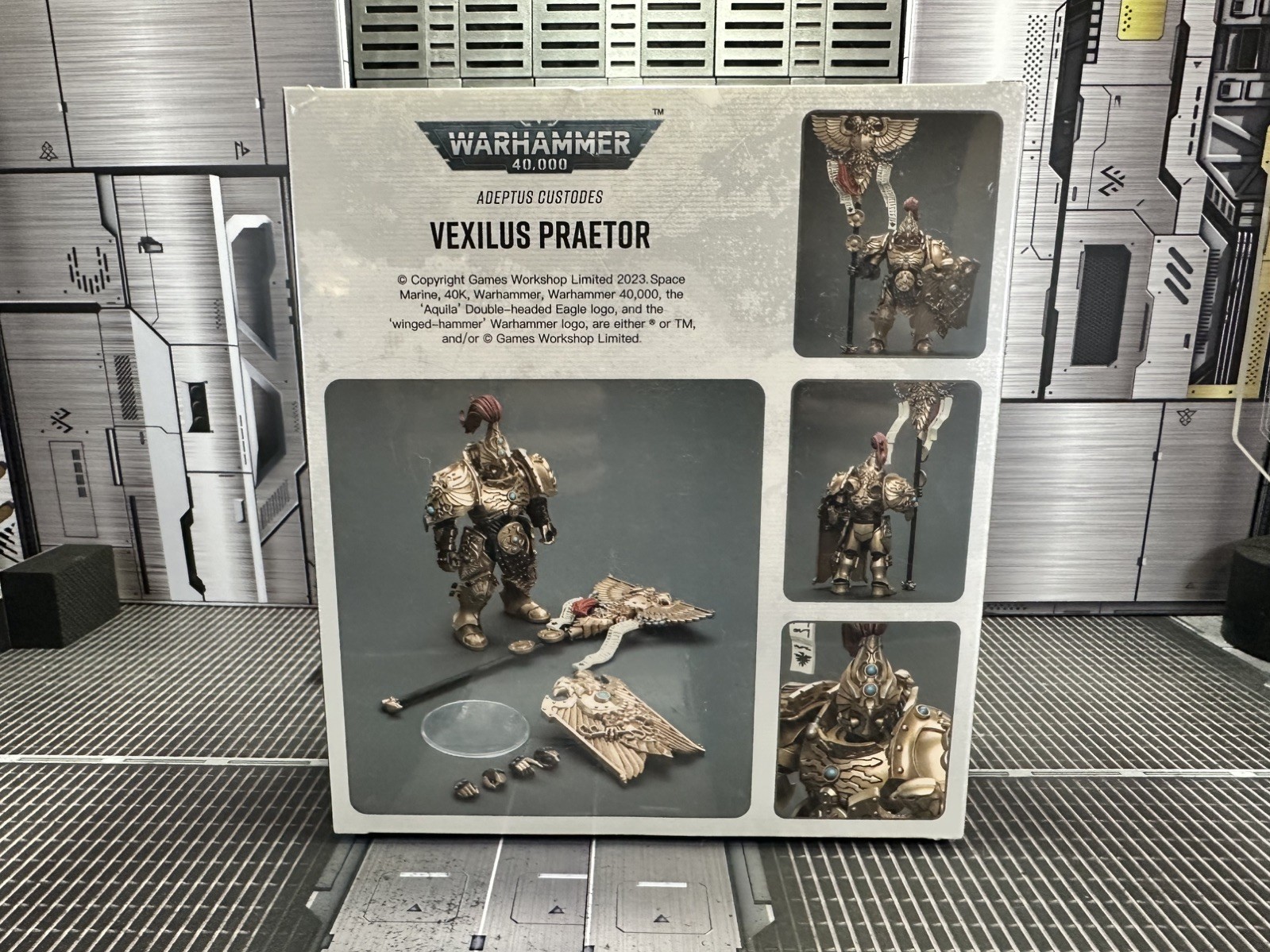 JoyToy Warhammer 40K: Adeptus Custodes Vexilus Praetor 1:18 Scale