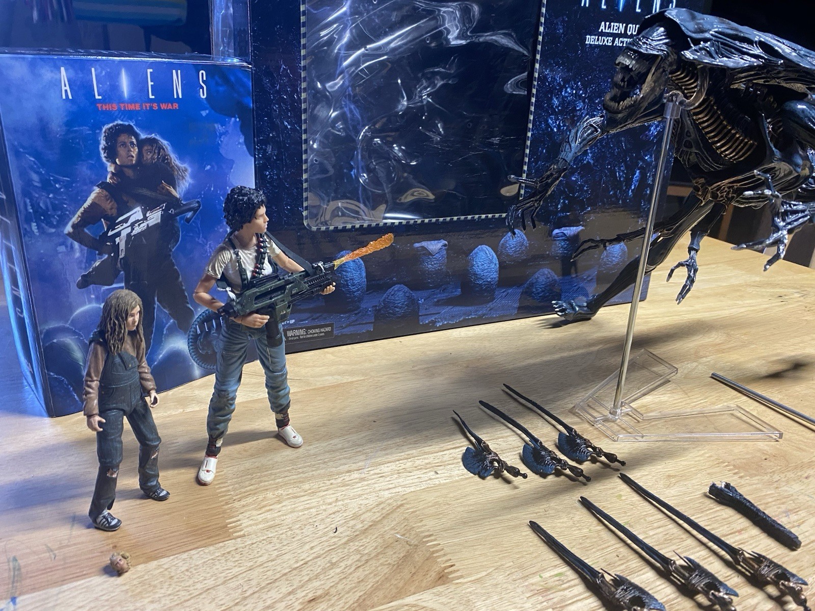 NECA- Aliens : Alien Queen / “Resucing Newt” *Complete With Original Packaging*