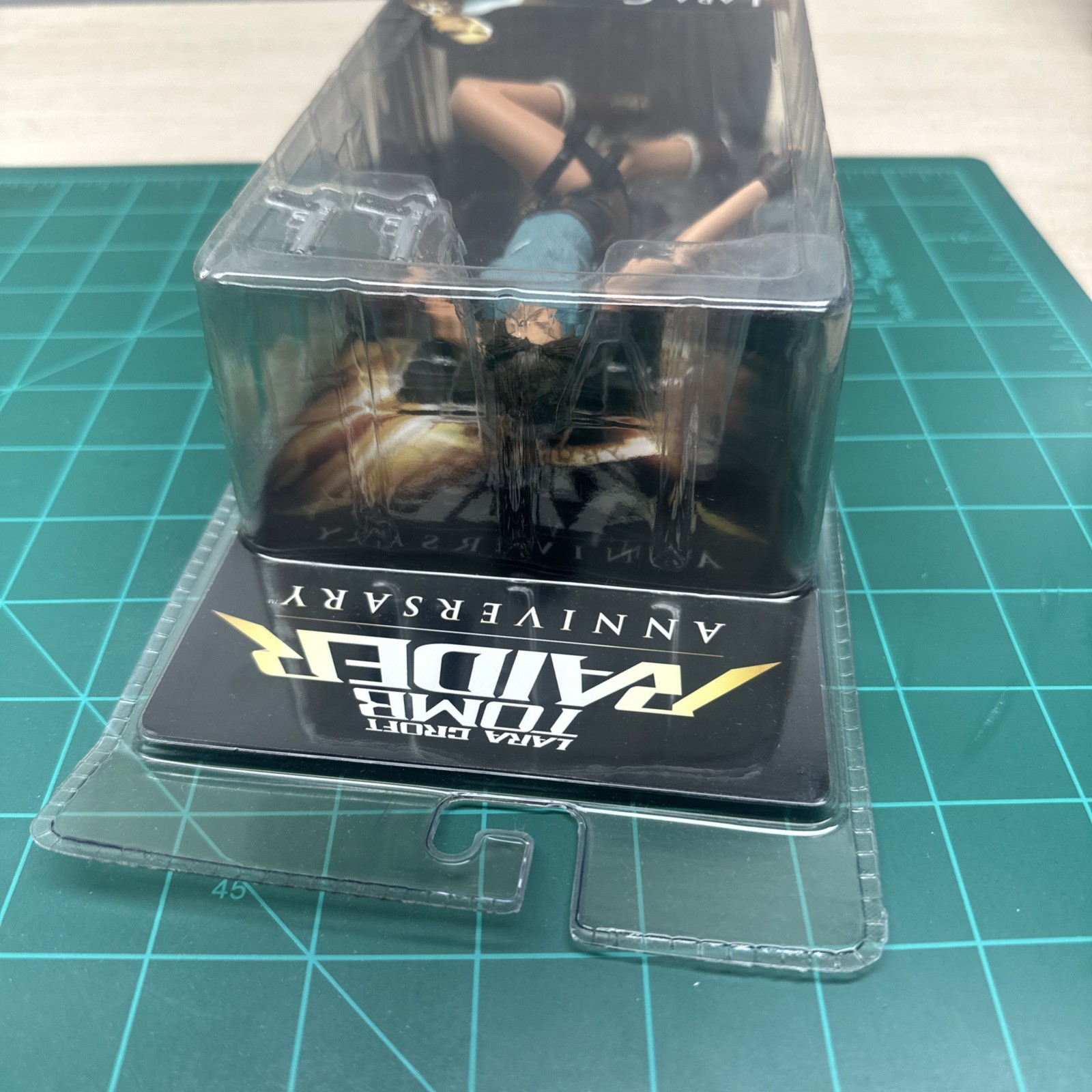 NECA Player Select Tomb Raider Anniversary: LARA CROFT Action Figure MIB