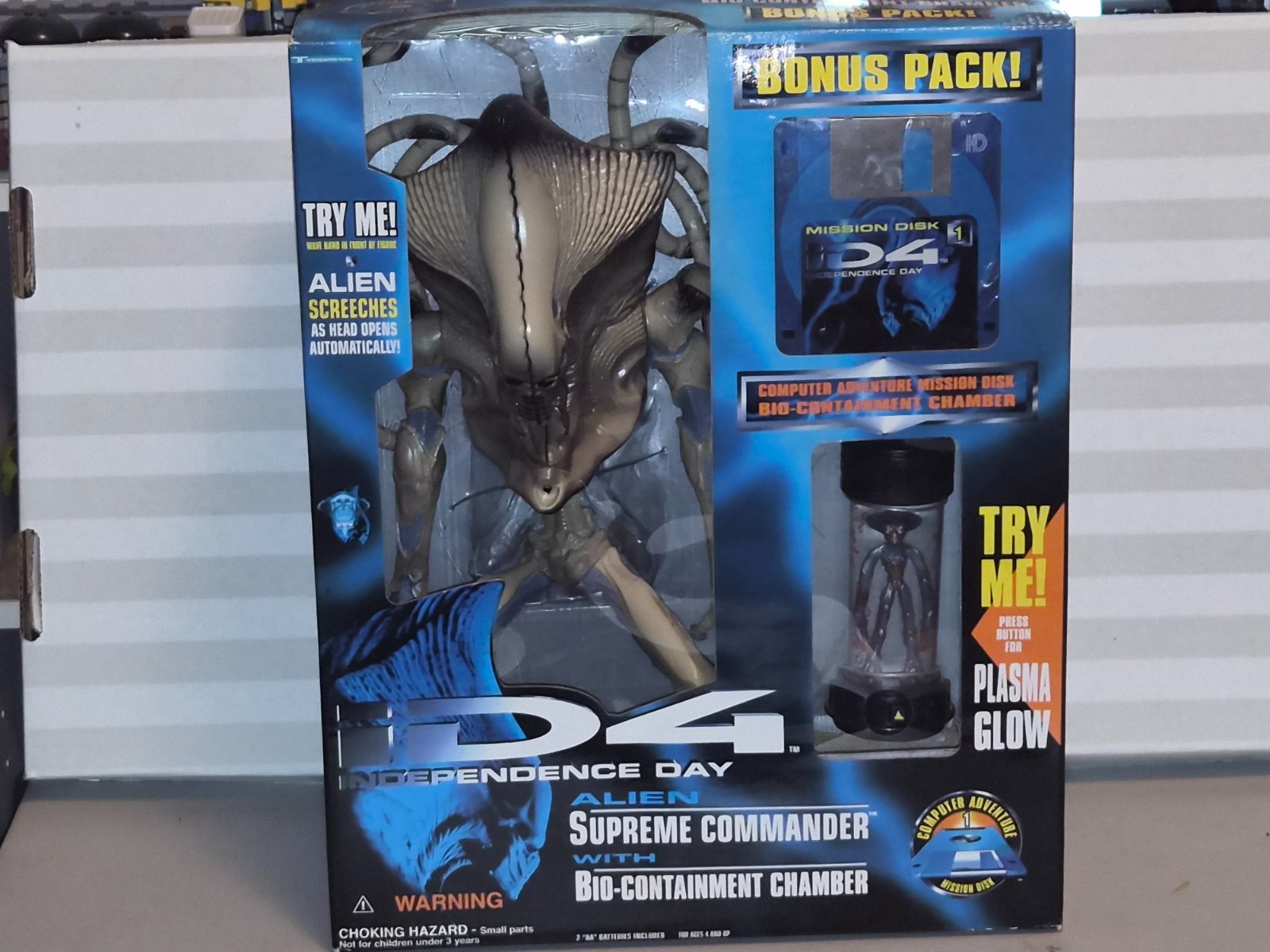iD4 Independence Day Alien Supreme Commander with Bio-Containment Chamber Floppy