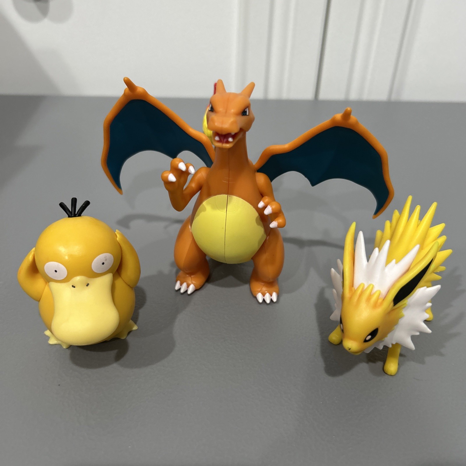Jazwares Pokémon Charizard 4.5&Prime; Battle Feature Action Figure + Jolteon & Psyduck