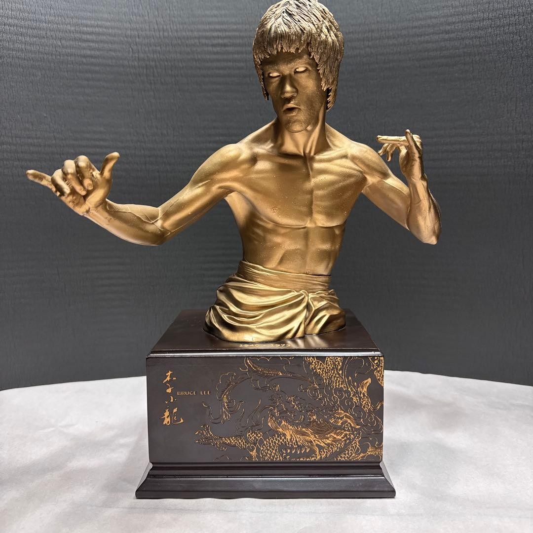 Bruce Lee Pedestal Figure – 29.5 cm Display Statue with Golden Base 2601TY